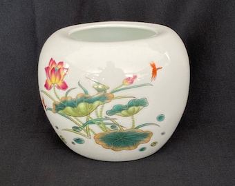 Chinese porcelain hand painted gilded round lotus vase