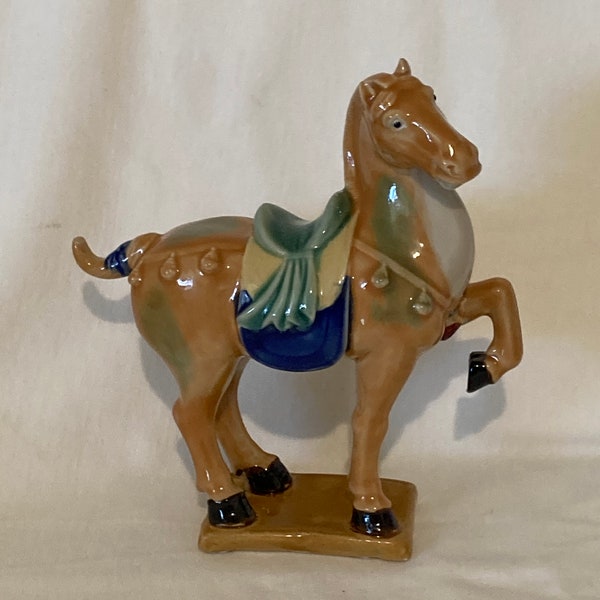 Figurine chinoise Sancai émaillée Tang Warhorse caracolant