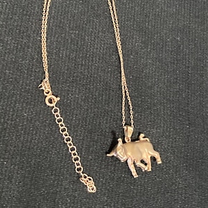 金メッキ925シルバーの雄牛ペンダント（チェーン付き）