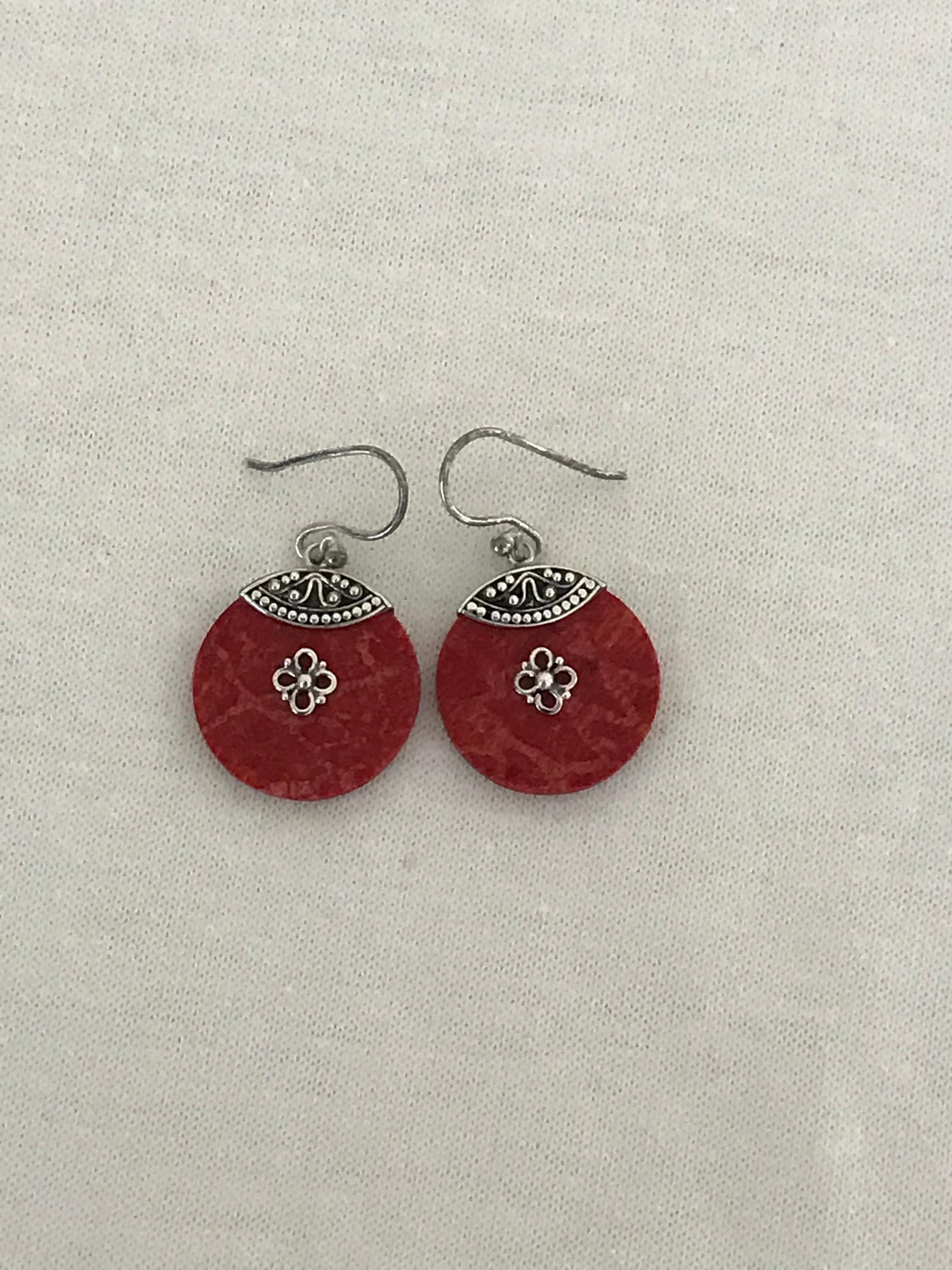 Delicati orecchini a perno in argento sterling 925 con corallo rosso spugnoso autentico da 9/16 - Italia