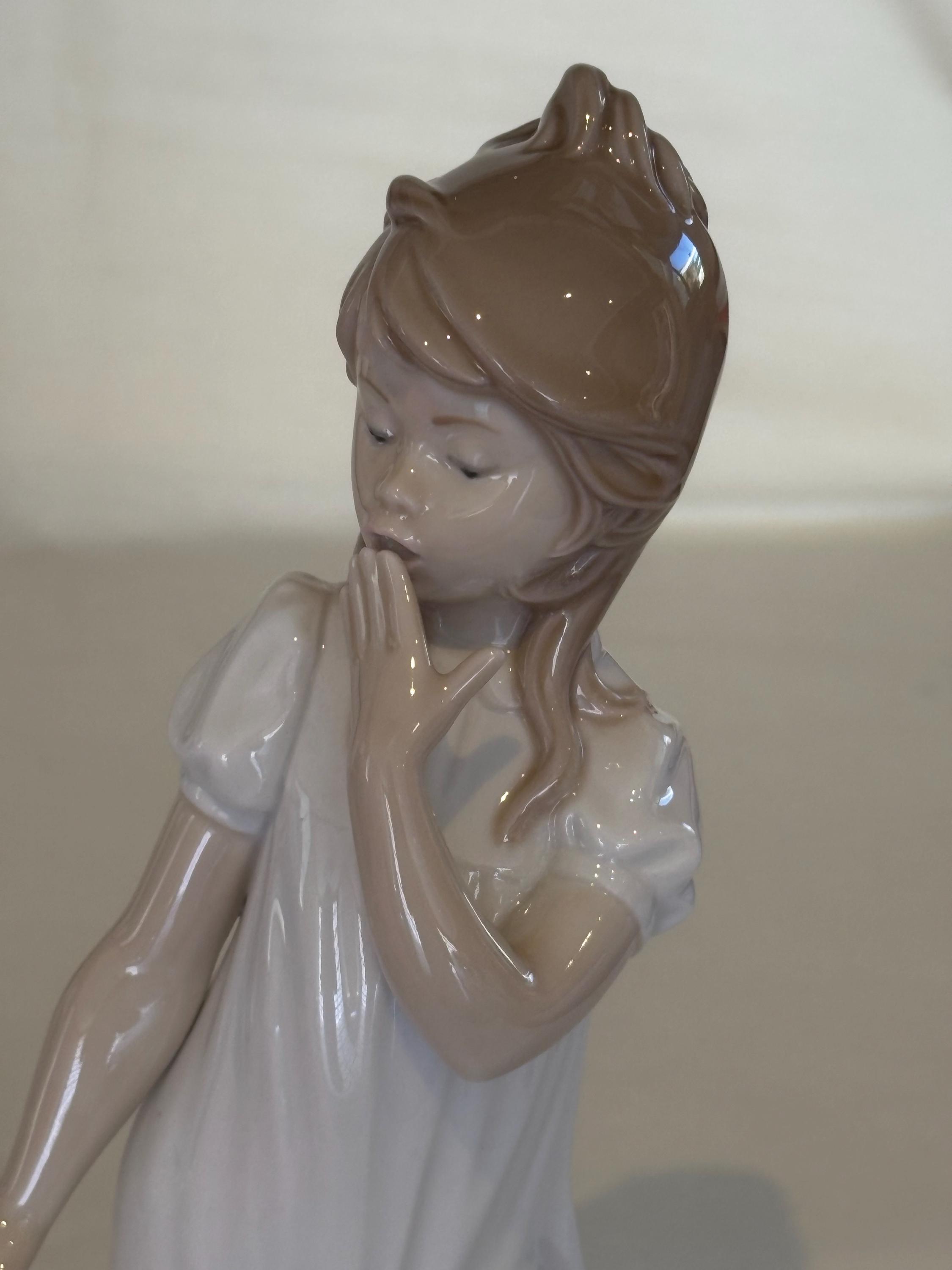 リヤドロ Lladro Nao by Lladro Girl Yawning Nao by Lladro Porcelain Figurine Girl Yawning Covering Mouth