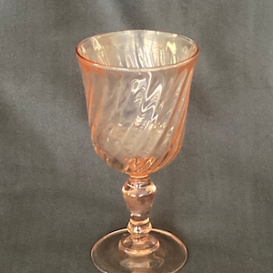 Luminarc D&#39;Arques France pink swirled wine glass