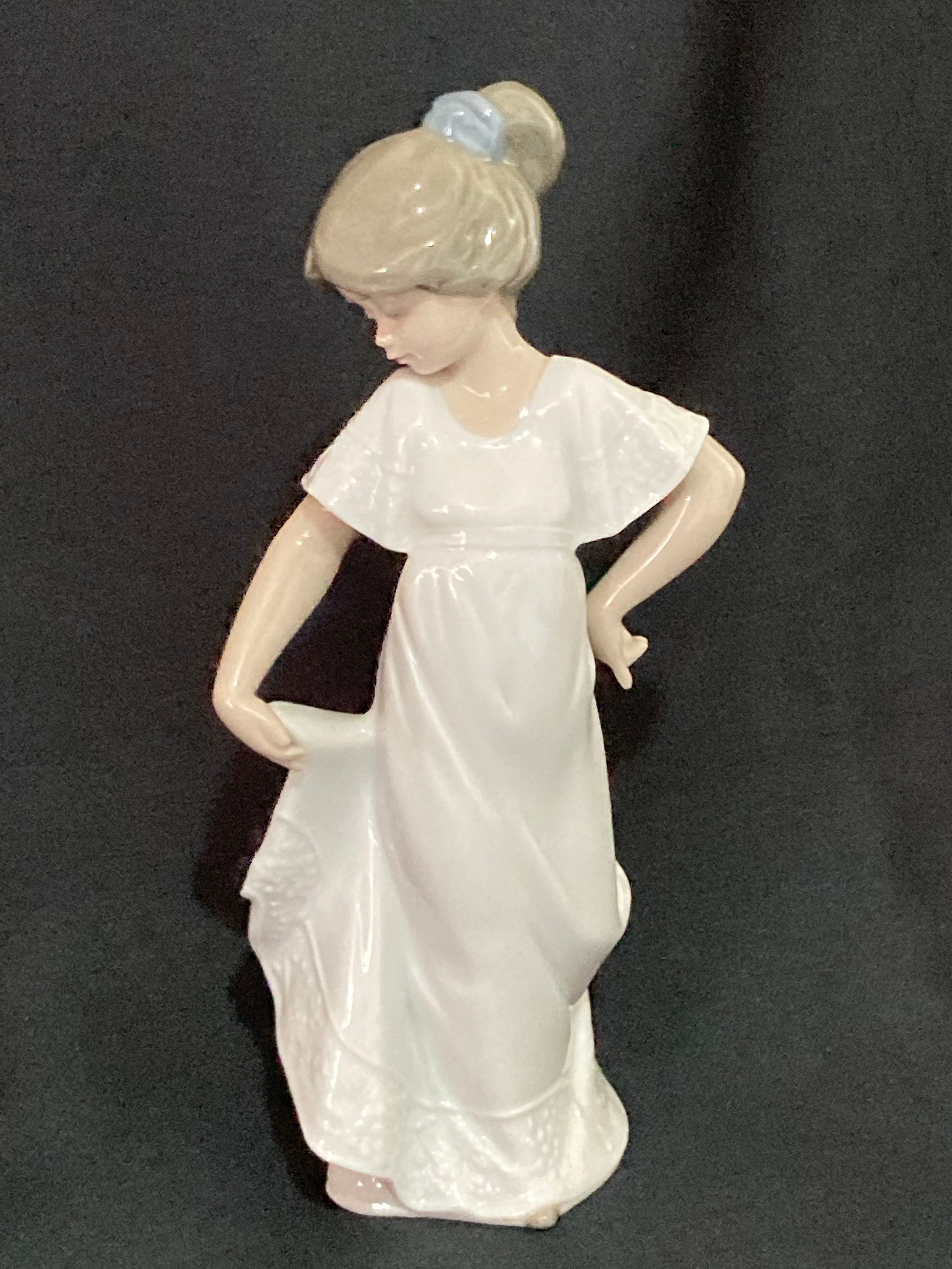 LLADRO NAO Porcelain Figurine of a Young Lady Posing in Her
