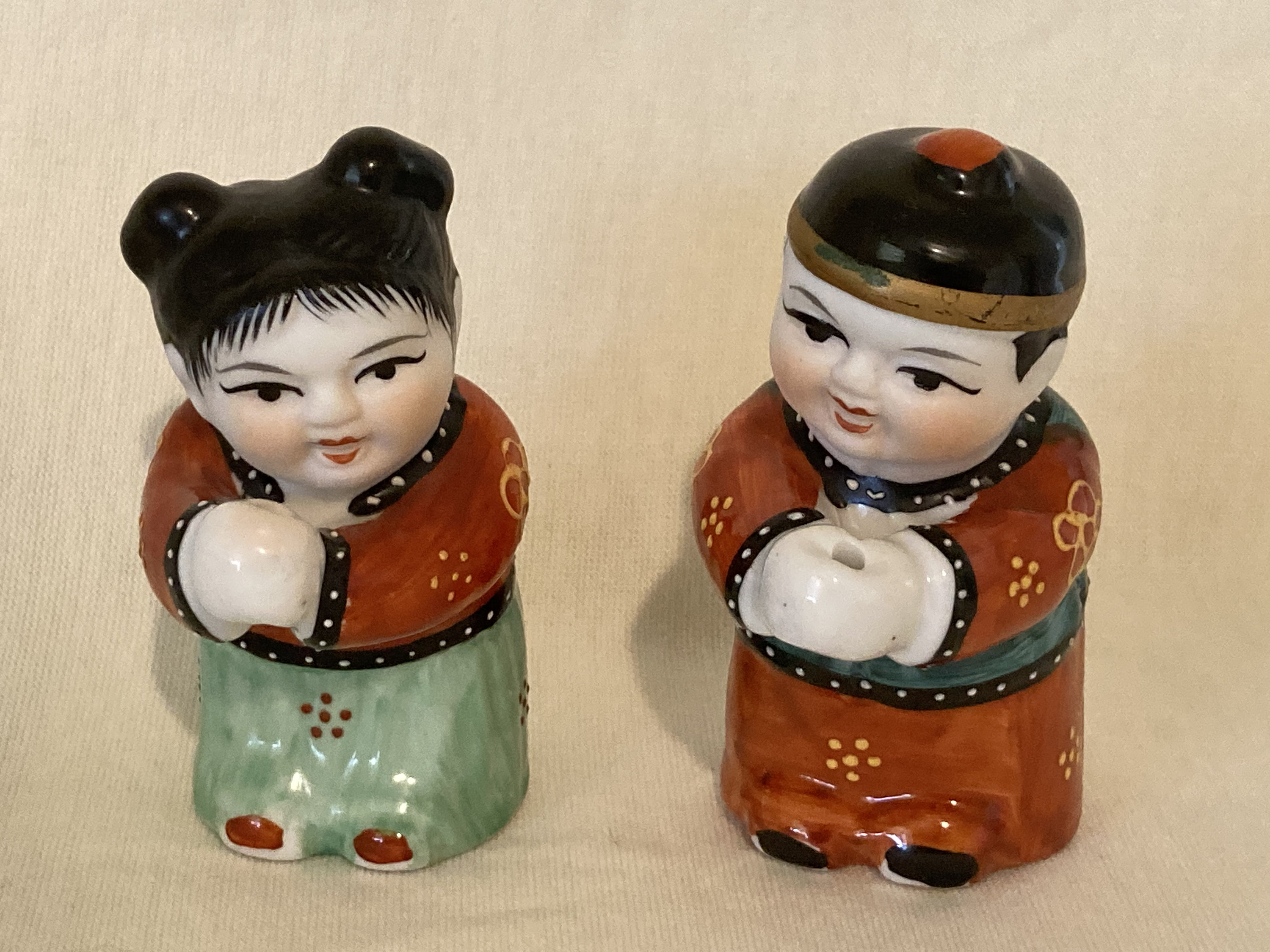 中国土産】謎のポーズをとる男女の赤ちゃんの置物 人形