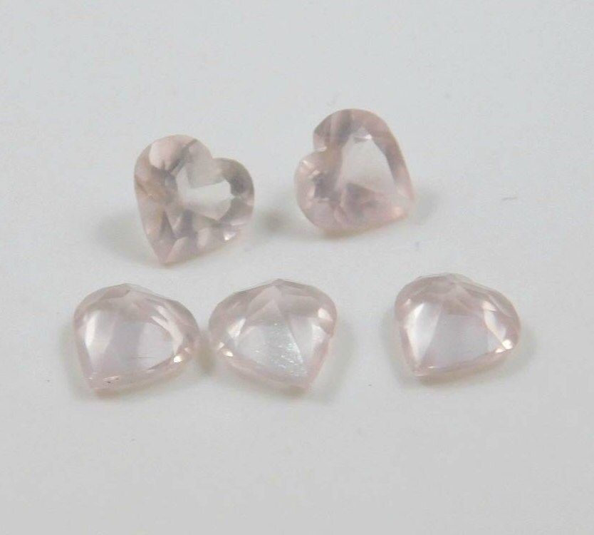 ブラジル産ローズクォーツ宝石：ファセットハートシェイプ（4x4～15 x