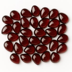 Naturalny czerwony granat w kształcie gruszki, gładki płaski tył, luźny kamień