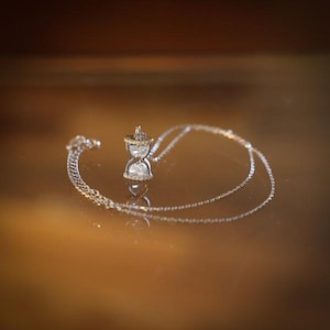 砂時計ネックレス、51 x 23 mm ミニチュアアンティークシルバー砂時計