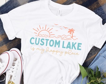 Benutzerdefinierte See ist mein glücklicher Ort Shirt, personalisiertes See Leben Tshirt, See Geschenk für Abenteurer, individuelles See Haus Geschenk, Camping Camper T-Shirt