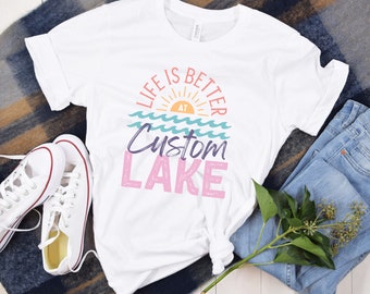 Das Leben ist besser am See Shirt, Namensshirt, personalisiertes See Leben Tshirt, See Geschenk für Abenteurer, individuelles See Haus Geschenk