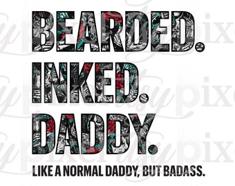Pode incluir: Texto preto sobre fundo branco: "BEARDED. INKED. DADDY." As letras são preenchidas com um design de tatuagem em preto, cinza, vermelho e verde-azulado. Abaixo, o texto "LIKE A NORMAL DADDY, BUT BADASS."