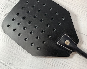 Tape à mouches en cuir fabriquée par des amish : « The Husband Persuader » en cuir noir