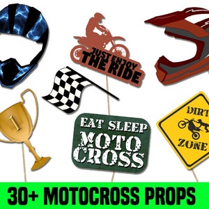 Könnte beinhalten: Ein Set mit über 30 Foto-Requisiten zum Thema Motocross. Die Requisiten beinhalten eine karierte Flagge, einen Motocross-Fahrer, eine Trophäe, einen Helm und Schilder mit den Aufschriften "Just Enjoy The Ride", "Eat Sleep Moto Cross" und "Dirt Zone".