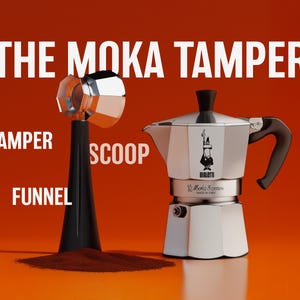 Op de afbeelding: Een afbeelding van een Moka-tamperset tegen een oranje achtergrond. De set bevat een zwarte en zilveren tamper met een schep en een trechter, en een zilveren en zwarte espressomaker. De tekst luidt "THE MOKA TAMPER".
