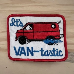 Peut inclure: Un écusson brodé blanc et rouge avec un van rouge et le texte "It's VAN-tastic".