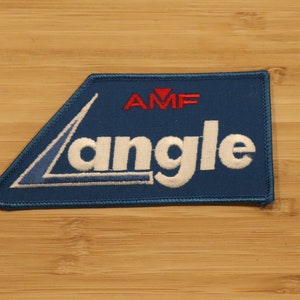 Può includere: Toppa ricamata blu e bianca con il testo "AMF" e "Zangle" in lettere bianche.