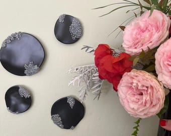 Arte mural de porcelana cerámica, escultura de pared, esmalte negro satinado, cerámica hecha a mano.