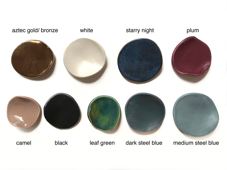 Puede incluir: Una colecci&oacute;n de peque&ntilde;os cuencos de cer&aacute;mica de forma irregular en varios colores. Los colores incluyen aztec gold/bronce, blanco, starry night, ciruela, camel, negro, verde hoja, azul acero oscuro y azul acero medio. Cada cuenco tiene una forma org&aacute;nica.