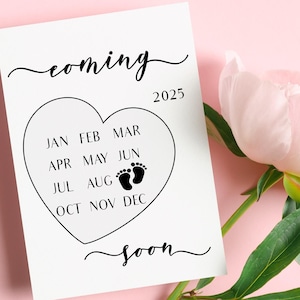 Puede incluir: Una tarjeta blanca con las palabras "coming soon" y el año 2025. La tarjeta tiene forma de corazón con los meses del año y huellas de bebé. Una flor de peonía rosa está en el fondo.