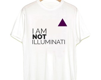 Op de afbeelding: Wit t-shirt met de zwarte tekst "I AM NOT ILLUMINATI" en een paarse driehoek. Het shirt hangt aan een houten hanger.