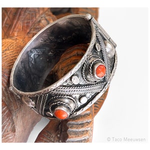 Rare silver and red coral Ouled Naïl bracelet, Algeria
