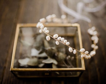 Accessoires cheveux de mariée avec perles d'eau douce dorées