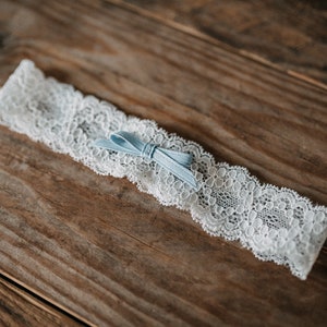 Kousenband wit met blauwe strik | Kousenband blauw | Bruids kousenband