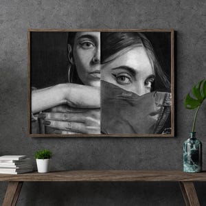 Portrait de Gata Cattana, avec un dessin au fusain hyperréaliste imprimé sur du papier satiné blanc de haute qualité