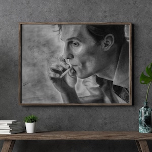Ritratto di Rust Cohle, con un disegno a carboncino iperrealistico di Matthew McConaughey stampato su carta satinata bianca di alta qualità