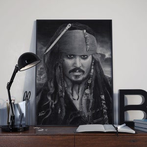 Ritratto del capitano Jack Sparrow, con un disegno a carboncino iperrealistico di Johnny Depp stampato su carta satinata bianca di alta qualità