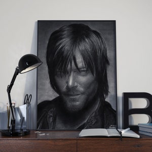 Ritratto di Daryl Dixon, con un disegno a carboncino iperrealistico di Norman Reedus stampato su carta satinata bianca di alta qualità