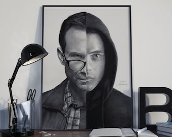 Könnte beinhalten: Schwarz-weiß-Bleistiftzeichnung eines Mannes mit Brille, der ein Kapuzenpullover trägt. Die Zeichnung ist gerahmt und hängt an einer Wand.