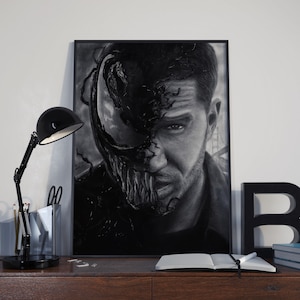 Porträt von Venom und Eddie Brock mit einer hyperrealistischen Kohlezeichnung von Tom Hardy, gedruckt auf hochwertigem weißem Satinpapier