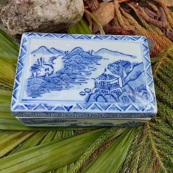 Blue and White Porcelain Chinese Covered Trinket … - image 1