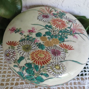 Japanese Satsuma Covered Dish - Antique Satsuma Dresser Jar - Nice Condition