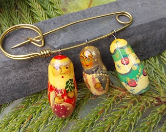 Pretty Painted Christmas Brooch - Hand Crafted Ethnic Holiday Jewelry - Vintage X-mas Pin - Great Condition
