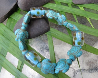 Turquoise Magnesite Turtle Bead Bracelet - Carved Turtles - Glass Beads - Elastic Beaded Bracelet - Excellent Condition