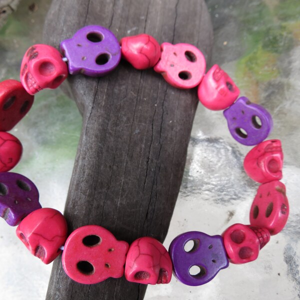 Purple & Pink Magnesite Skull Bead Bracelet - Carved Skulls - Elastic Beaded Bracelet - Excellent Condition