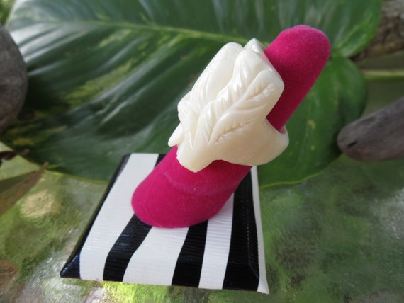 Carved Bone Parrot Ring - Size 6.5 - image 4