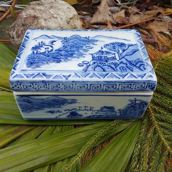 Blue and White Porcelain Chinese Covered Trinket … - image 2