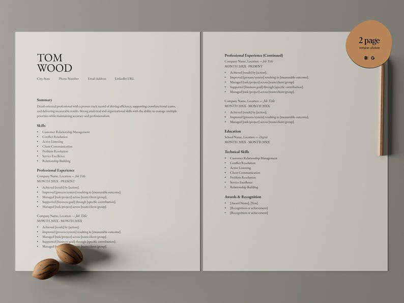 Op de afbeelding: Een cv-sjabloon van twee pagina's met de naam "TOM WOOD" bovenaan. Het cv bevat secties voor samenvatting, vaardigheden, professionele ervaring, opleiding en technische vaardigheden. Twee decoratieve houten objecten staan ​​onderaan.