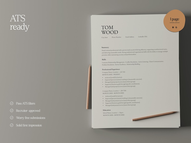Op de afbeelding: Een cv-sjabloon met de naam "Tom Wood" bovenaan. Het cv staat op een wit vel papier met een lichtgrijze achtergrond. De woorden "ATS ready" staan linksboven. Een potlood ligt rechts.