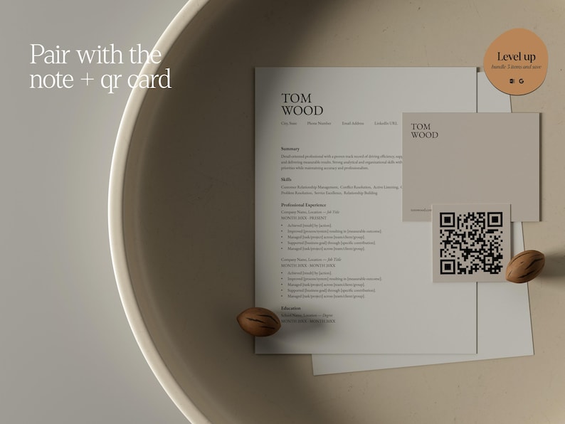 Op de afbeelding: Een cv en visitekaartje met de naam "TOM WOOD" erop gedrukt, samen met een QR-code en een kleine, ronde sticker met de tekst "Level up". Het cv staat op wit papier en de visitekaart is lichtbeige.