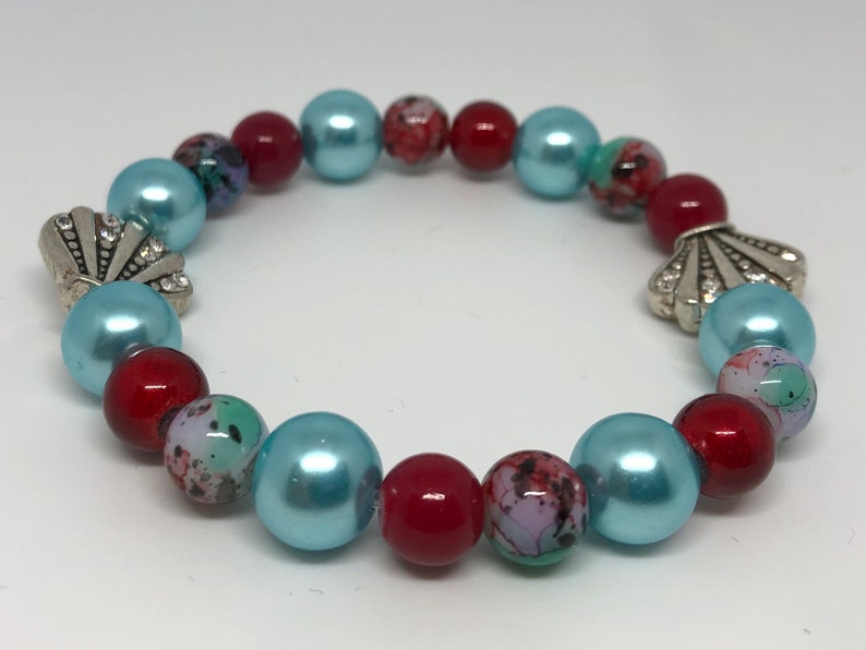 and Multicolored Glass Beaded Elastic Bracelet with Silver Ocean Shells Blue Fancy Red