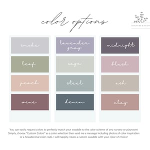 Pu&ograve; includere: Opzioni di colore per una copertina per neonati. I colori sono: fumo, grigio lavanda, mezzanotte, foglia, salvia, blush, pesca, acciaio, cenere, vino, denim e argilla.