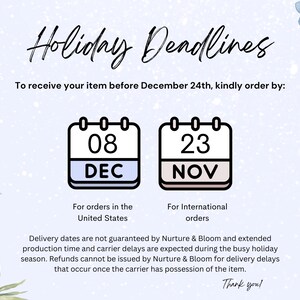 Pu&ograve; includere: Una grafica con due icone di calendario, una che mostra l'8 dicembre e l'altra il 23 novembre. Il testo recita "Scadenze delle festivit&agrave;" e "Per ricevere il tuo articolo prima del 24 dicembre, ordina entro:". Il testo indica anche "Per gli ordini negli Stati Uniti" e "Per gli ordini internazionali".