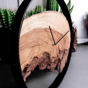 Modern Wall Clock with Live Edge Wood, Round Metal Frame Wooden Clock, Minimalist Scandinavian Wall Decor, Natural Oak Art for Home Office