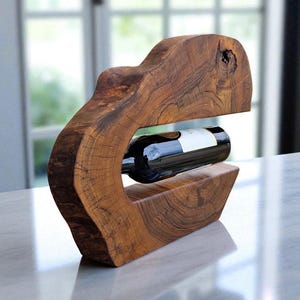 Weinflaschenhalter mit Live Edge Design, Massivholzständer für moderne Bar oder Männerhöhle, einzigartiges rustikales Geschenk für ihn oder Wohnkultur