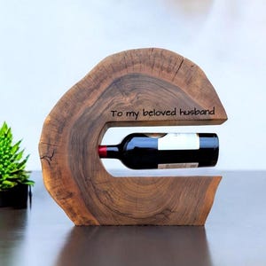Weinhalter für eine Flasche, Live Edge Weinregal aus Holz, Einzigartiges Weingeschenk für Männer, rustikales Dekor für Bar oder Küche, personalisierte Option