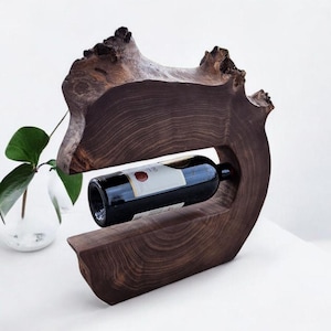 Live Edge Weinhalter aus Holz, rustikales Weinregal aus Walnussholz, einzigartiger Weinständer, von der Natur inspiriertes Geschenk für Bar, Hütte oder Hochzeit