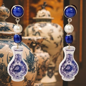 Peut inclure: Une paire de boucles d'oreilles en forme de vase en porcelaine bleu et blanc avec des perles bleu et blanc et des accents de pierres précieuses bleues.